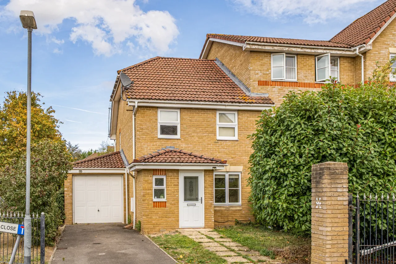 3 bed house for sale, A Superb Three-Bedroom Home in a Prime Hillingdon Location, UB8