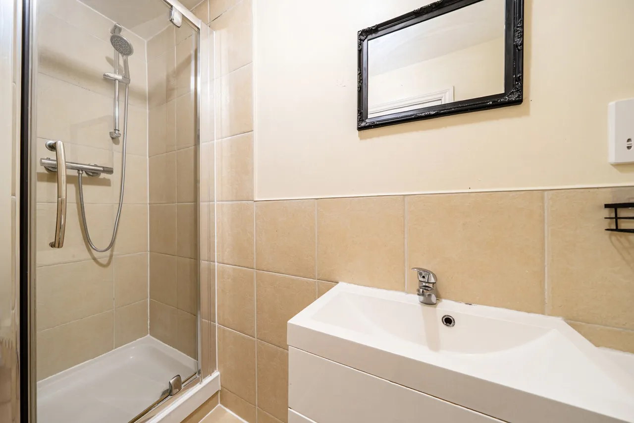 A Superb Three-Bedroom Home in a Prime Hillingdon Location, UB8, photo 11