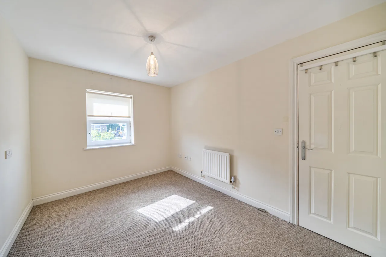 A Superb Three-Bedroom Home in a Prime Hillingdon Location, UB8, photo 5