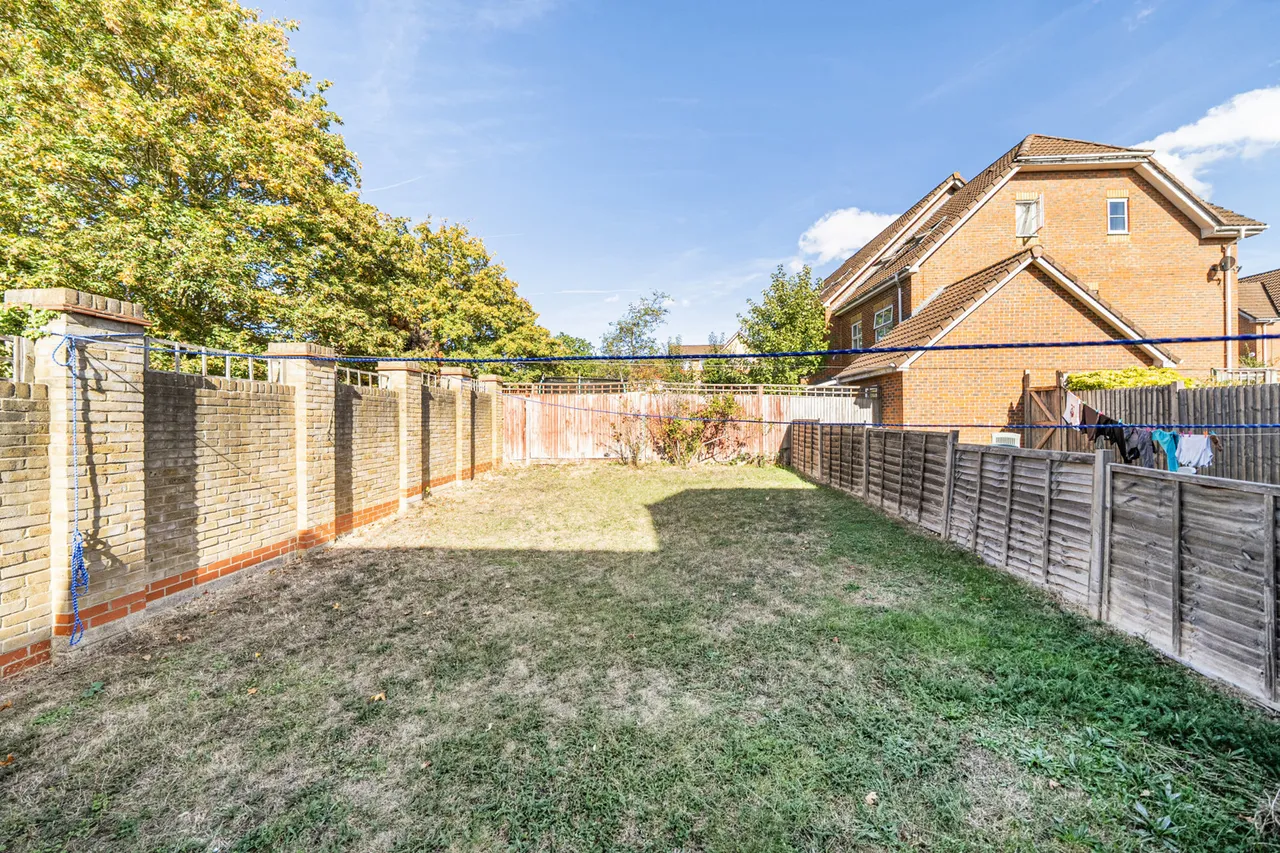 A Superb Three-Bedroom Home in a Prime Hillingdon Location, UB8, photo 10