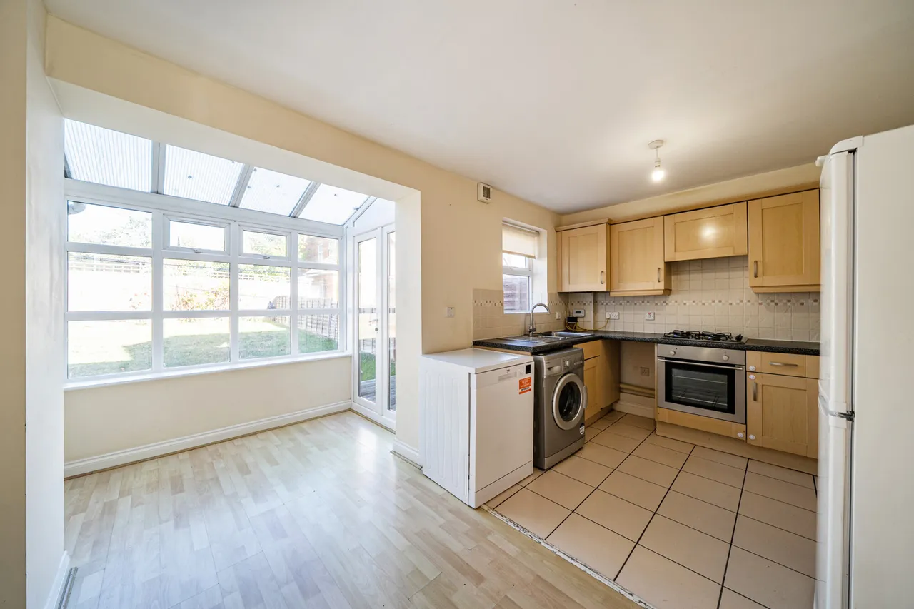 A Superb Three-Bedroom Home in a Prime Hillingdon Location, UB8, photo 4
