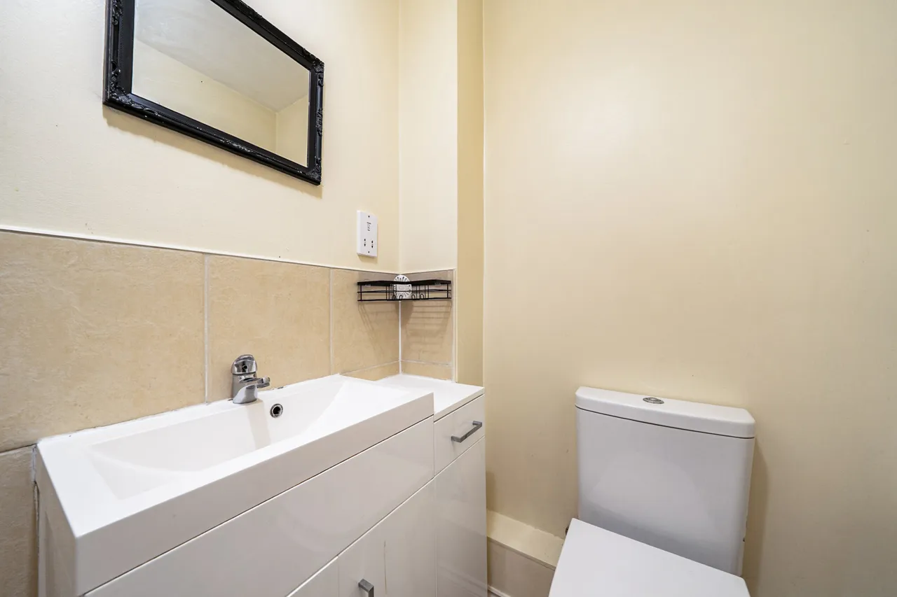 A Superb Three-Bedroom Home in a Prime Hillingdon Location, UB8, photo 14