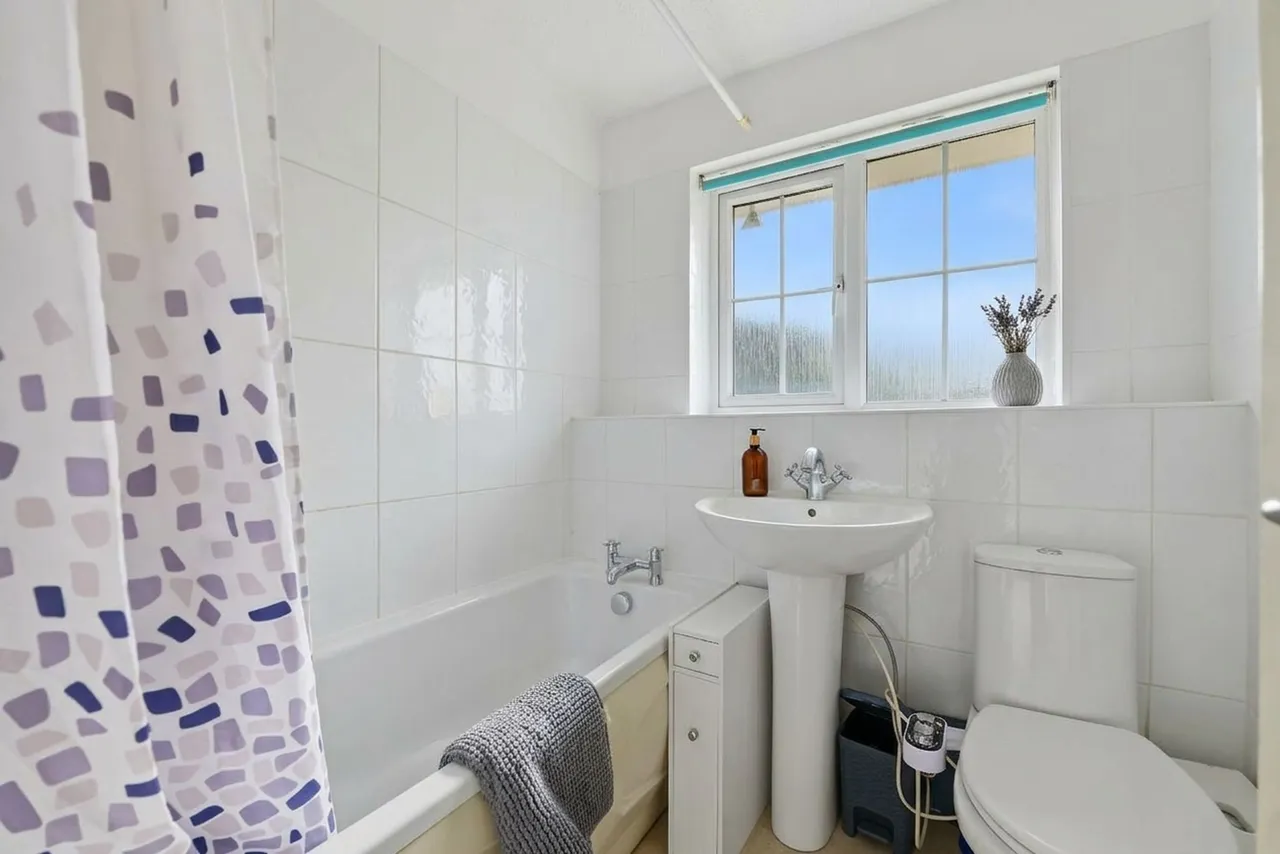 Edinburgh Close, Market Harborough, LE16, photo 13