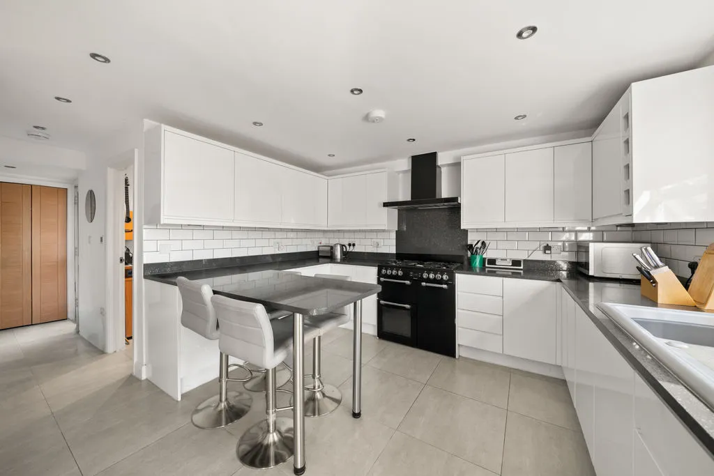 Lancaster Road, Northolt, UB5, photo 2