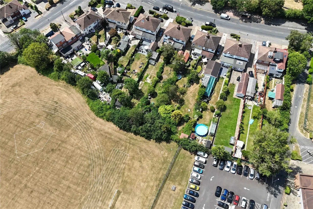 3 bed house for sale — Havering Road, Romford, RM1