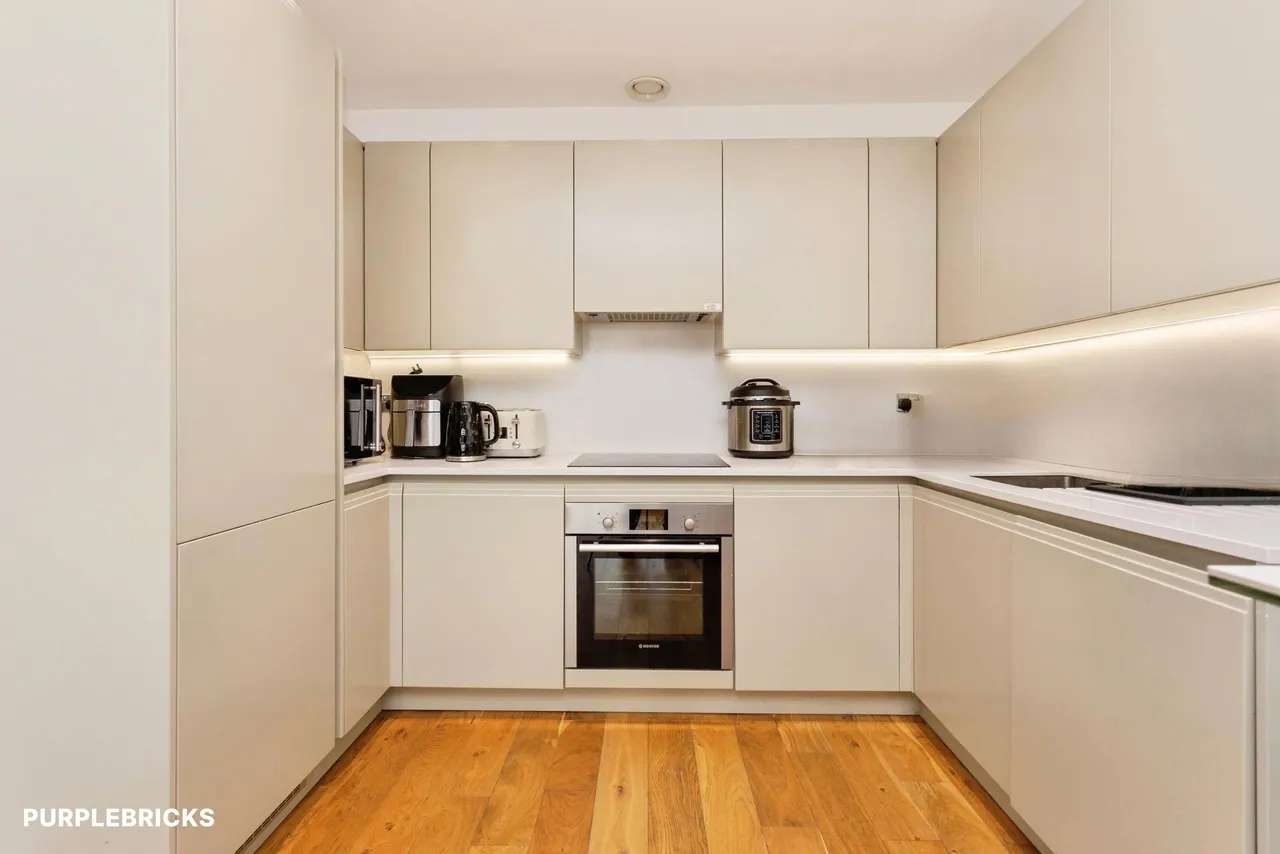 Western Avenue, Greenford, UB6, photo 8