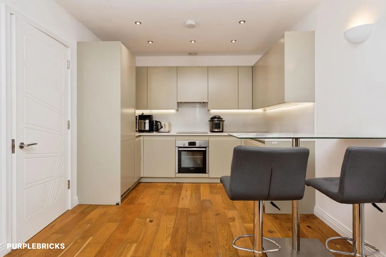 Western Avenue, Greenford, UB6, photo 9