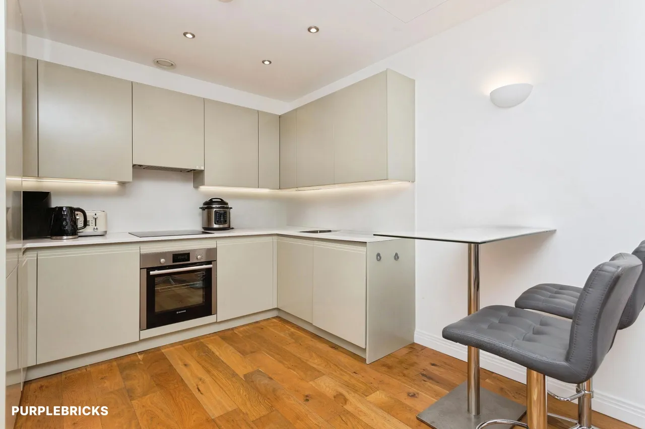 Western Avenue, Greenford, UB6, photo 10
