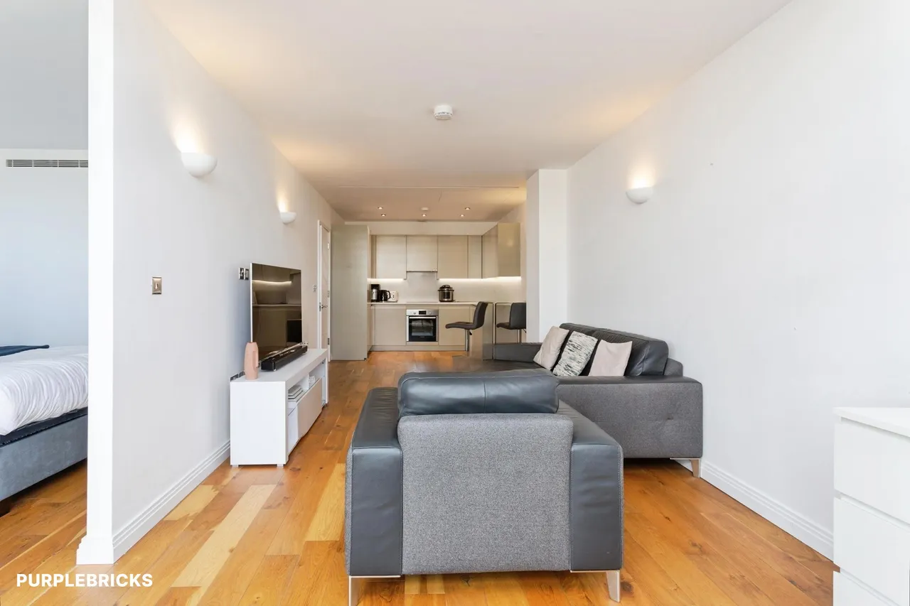 Western Avenue, Greenford, UB6, photo 3