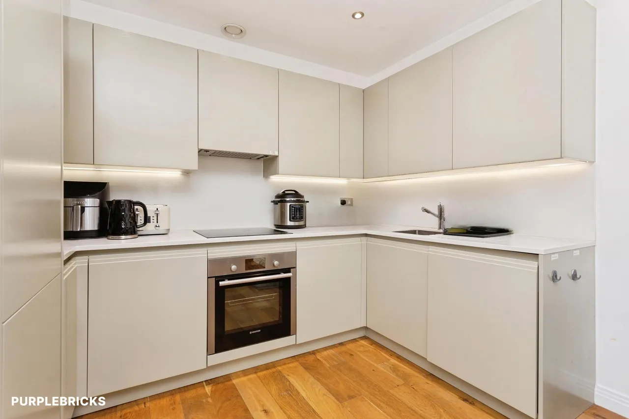 Western Avenue, Greenford, UB6, photo 11