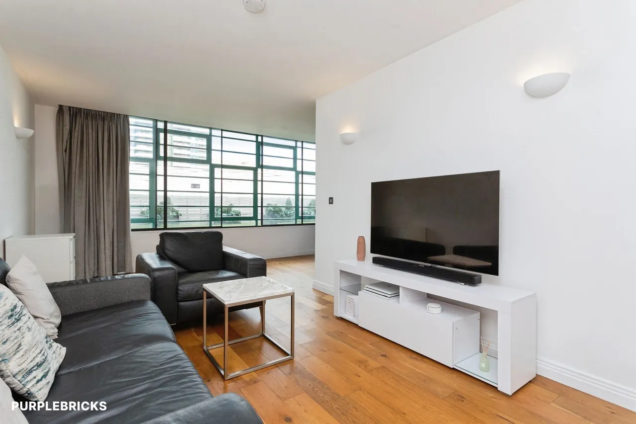 Western Avenue, Greenford, UB6, photo 5