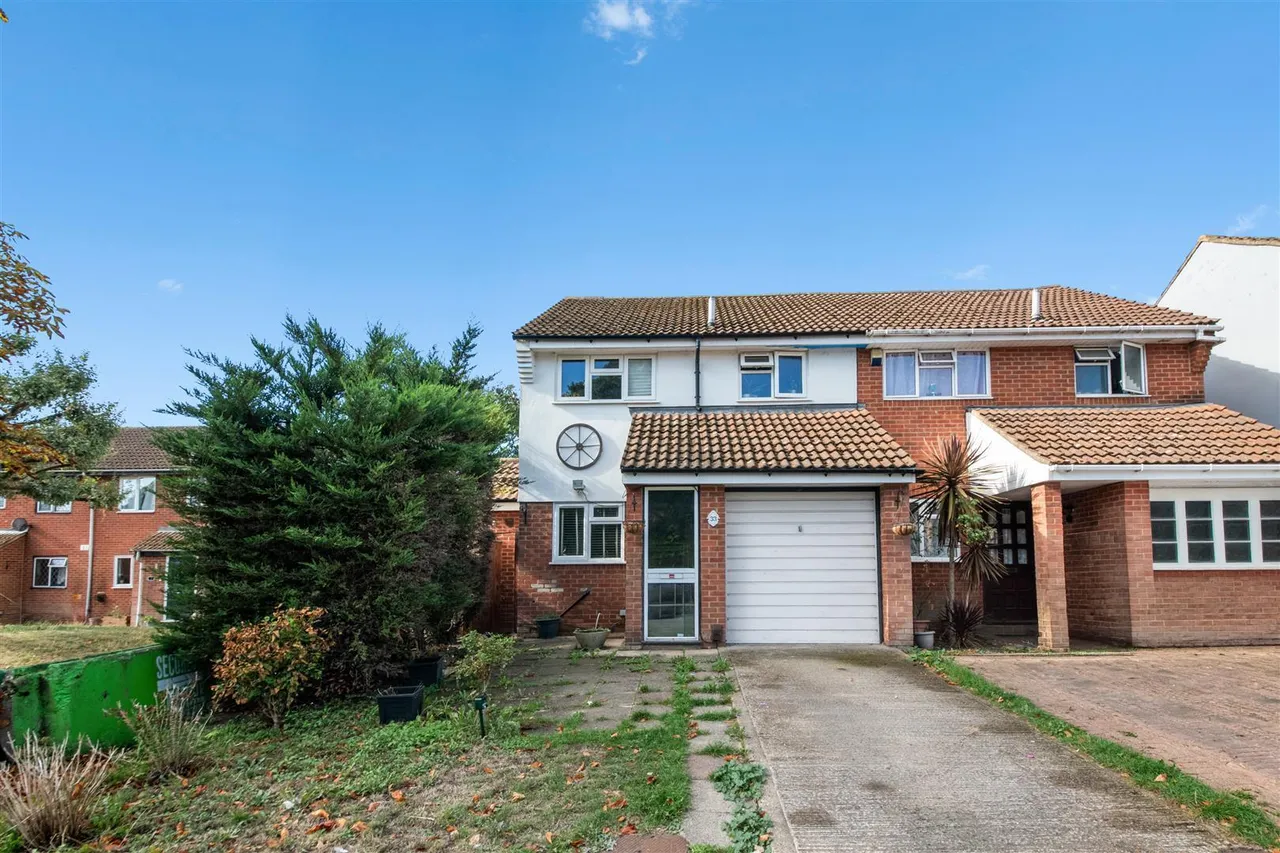 3 bed property for sale, Brambles Farm Drive, Uxbridge