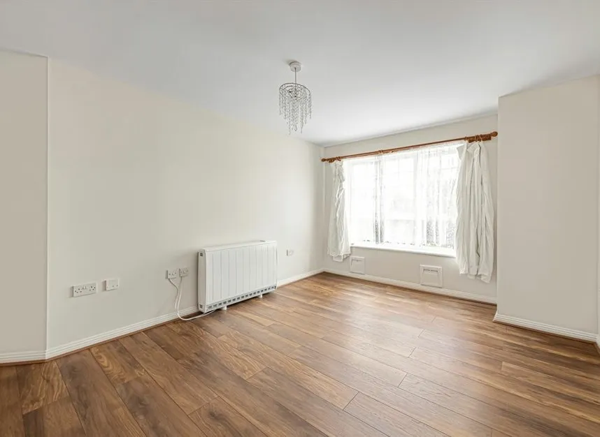 Newcombe Gardens, Hounslow, TW4, photo 4
