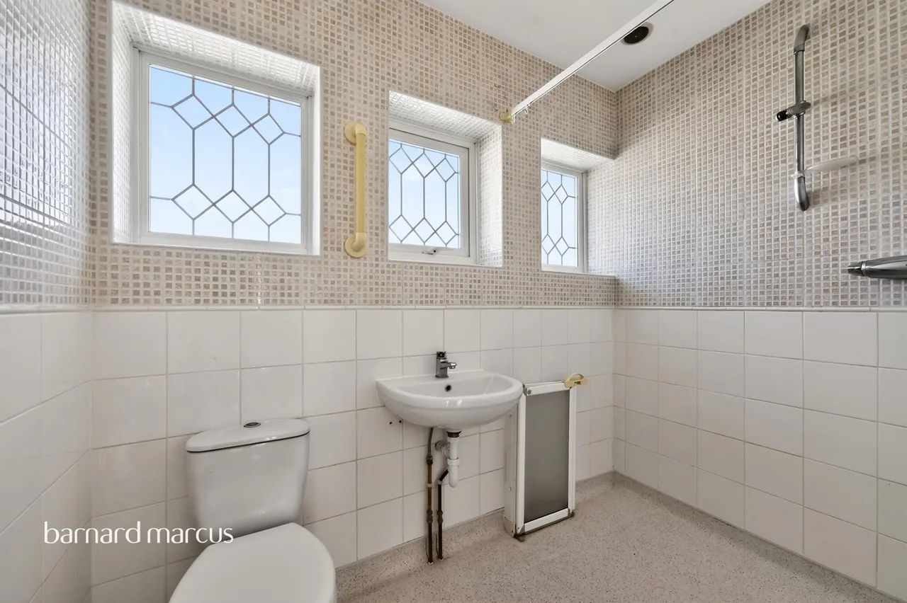 Persfield Close, Epsom, KT17, photo 8