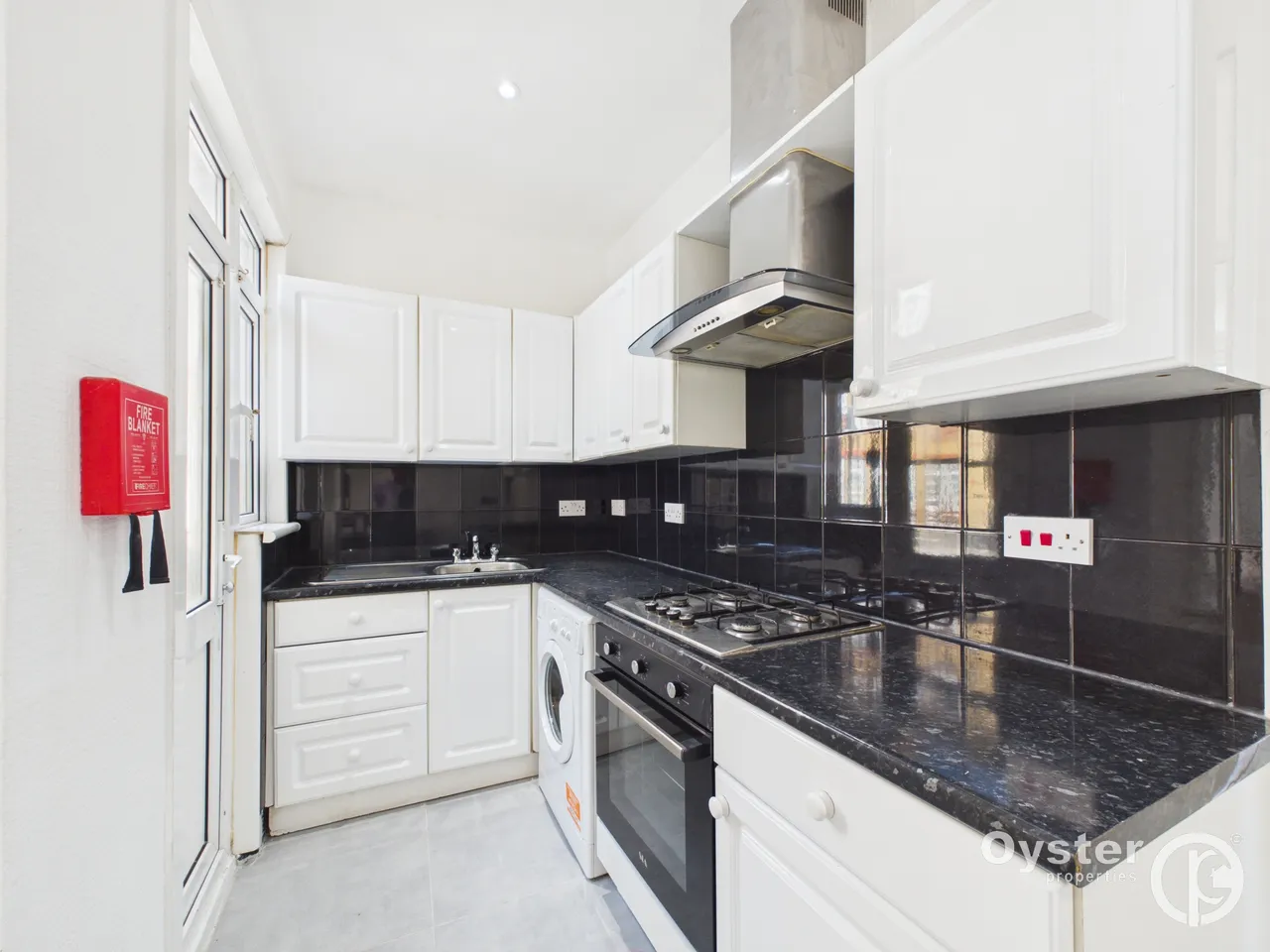 Bowes Road, London, N11, photo 2