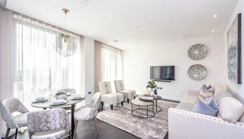 2 bed flat to rent, Charles Clowes Walk, SW11