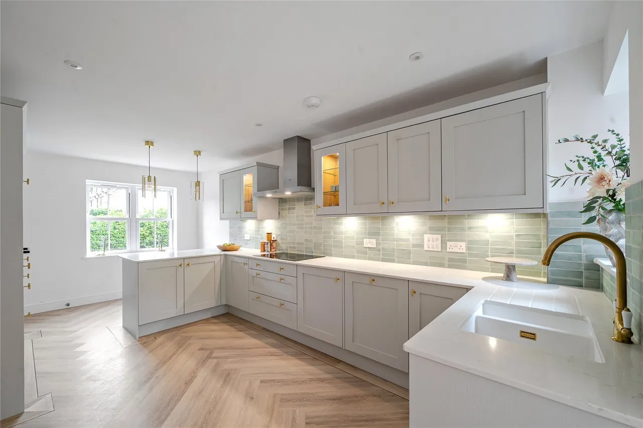 Nursery Grove, Pennington, Lymington, Hampshire, SO41, photo 3