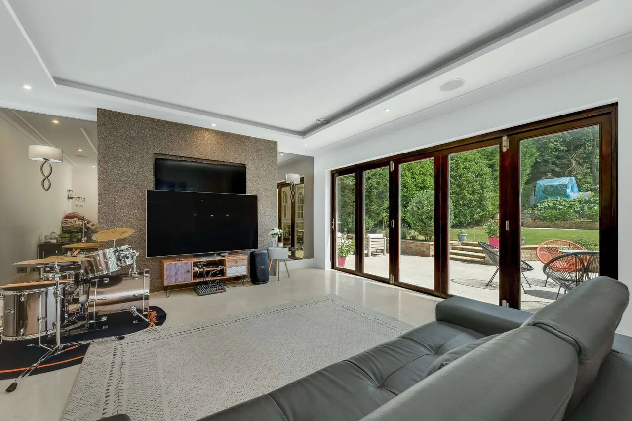West End Lane, Esher, Surrey, KT10 8LF, photo 6