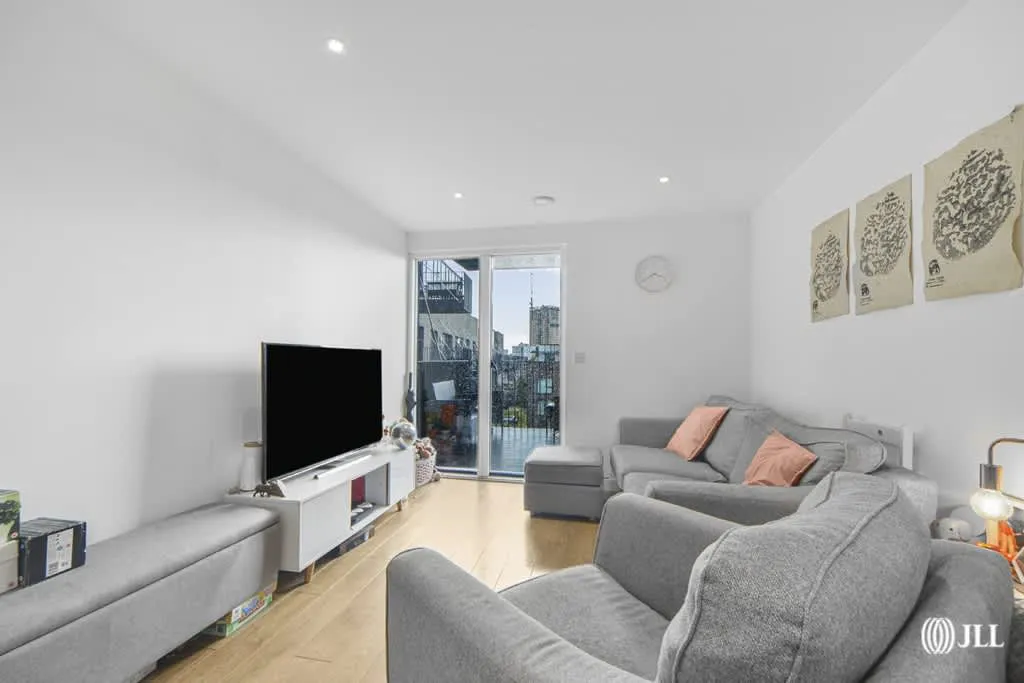 2 bed flat for sale, Highland Street, London, E15