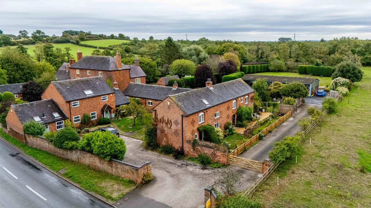 3 bed barn conversion for sale, Swarbourn Mews, Yoxall, DE13