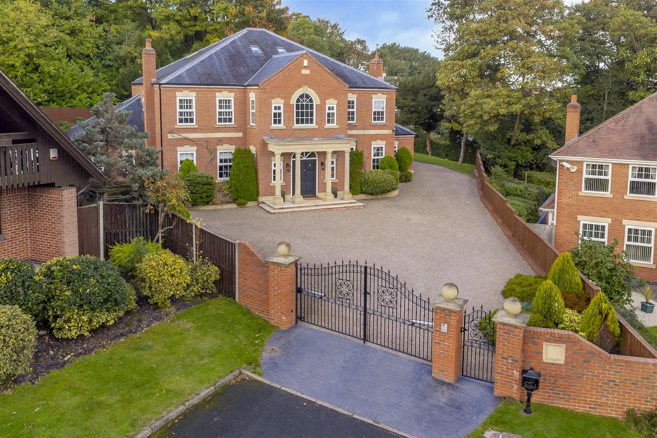 5 bed house for sale, Grangelea Gardens, Bramcote, NG9