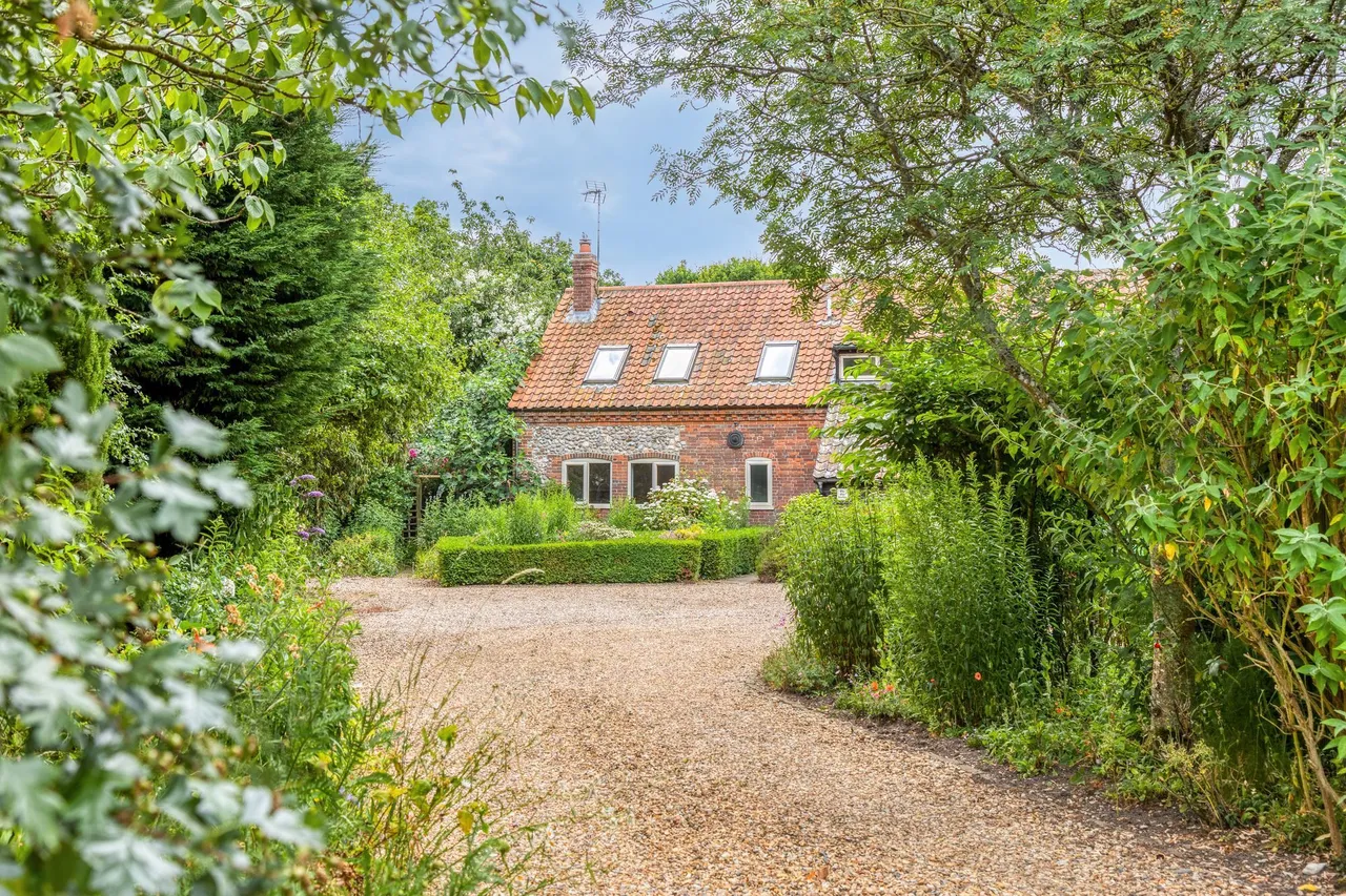 Characterful Barn Conversion in Gresham, photo 17