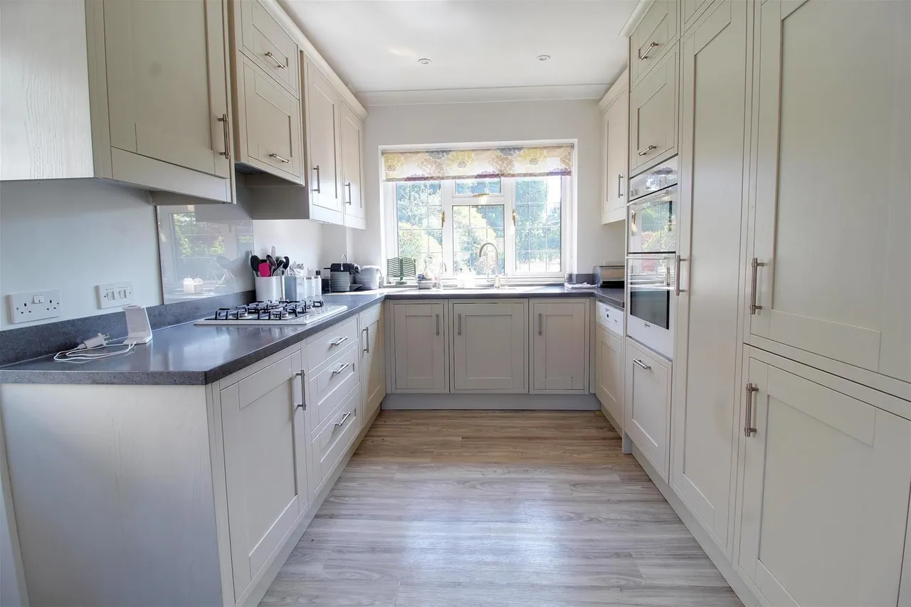 Mymms Drive, Brookmans Park AL9 7AF, photo 20