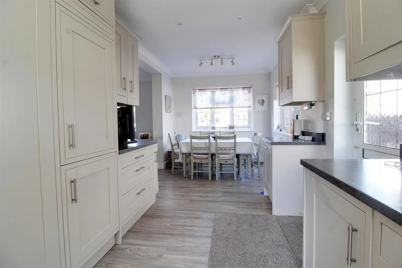 Mymms Drive, Brookmans Park AL9 7AF, photo 21