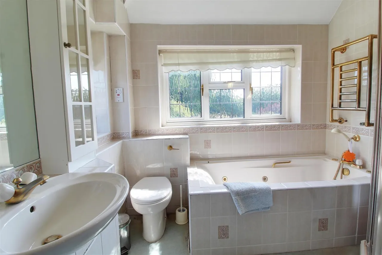 Mymms Drive, Brookmans Park AL9 7AF, photo 31