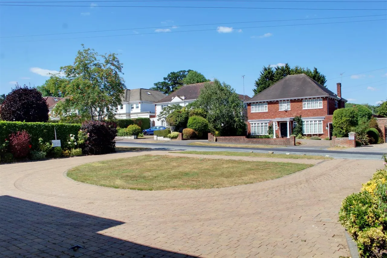 Mymms Drive, Brookmans Park AL9 7AF, photo 11