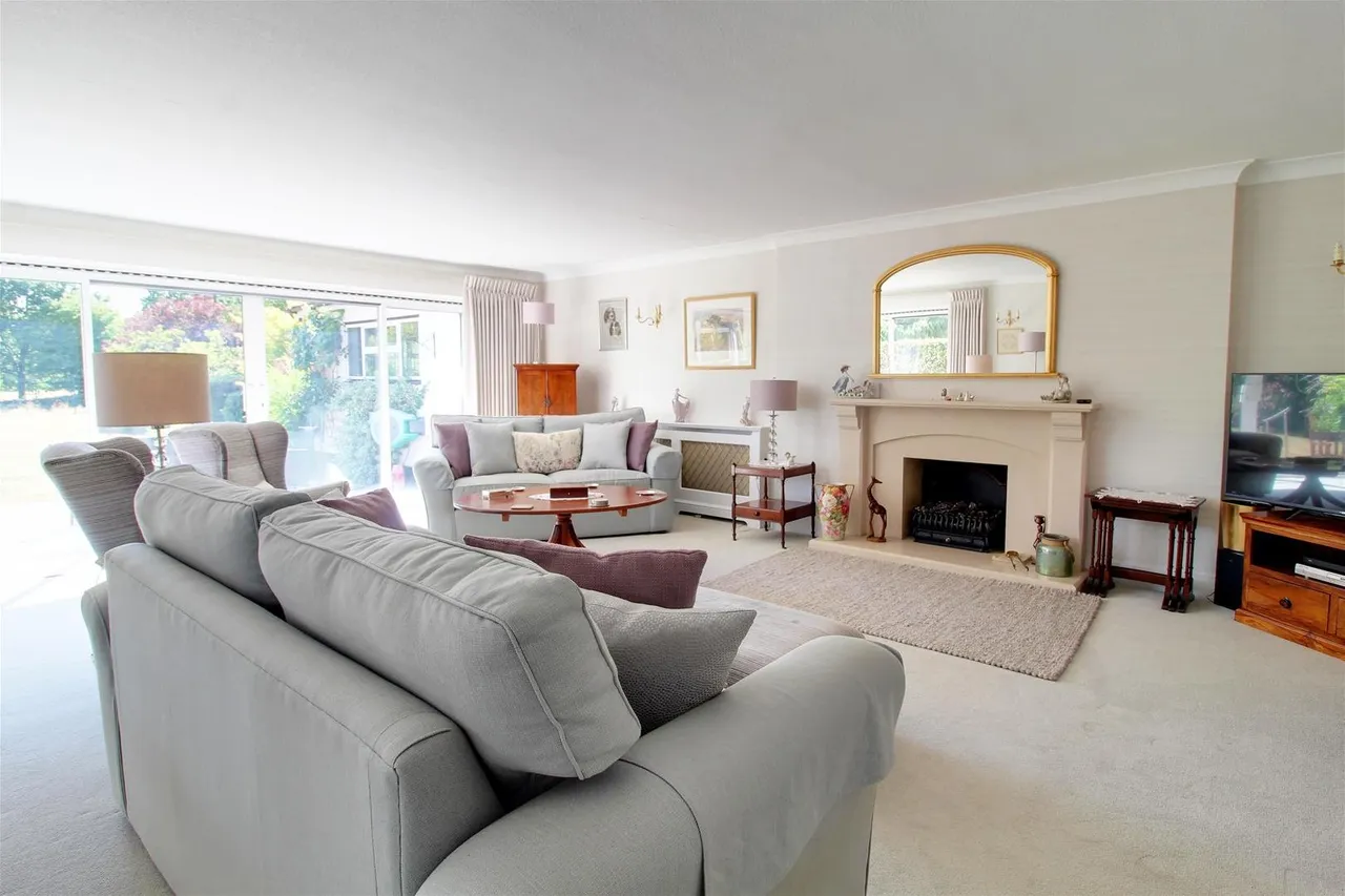 Mymms Drive, Brookmans Park AL9 7AF, photo 2