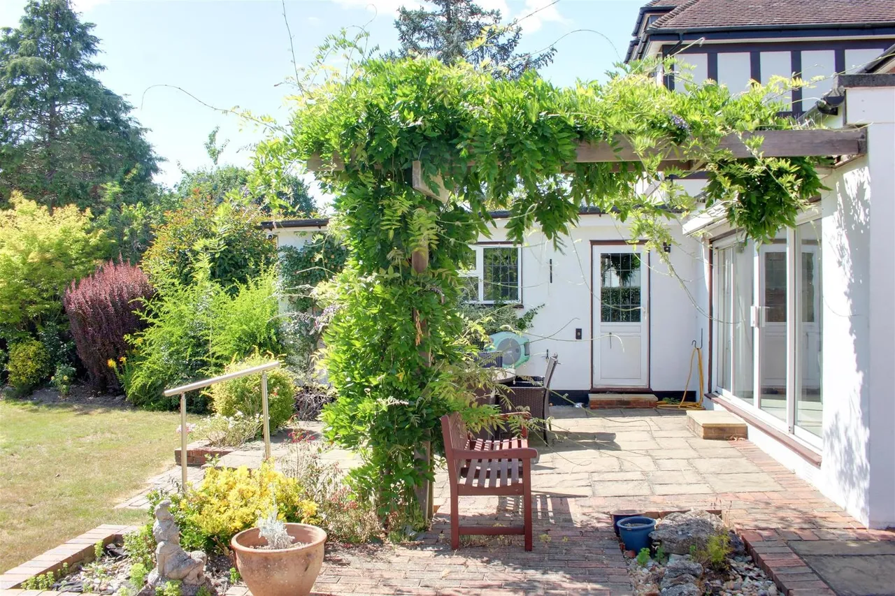 Mymms Drive, Brookmans Park AL9 7AF, photo 14