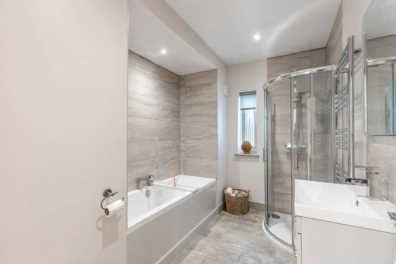 Beautifully Presented Detached Home i, photo 15