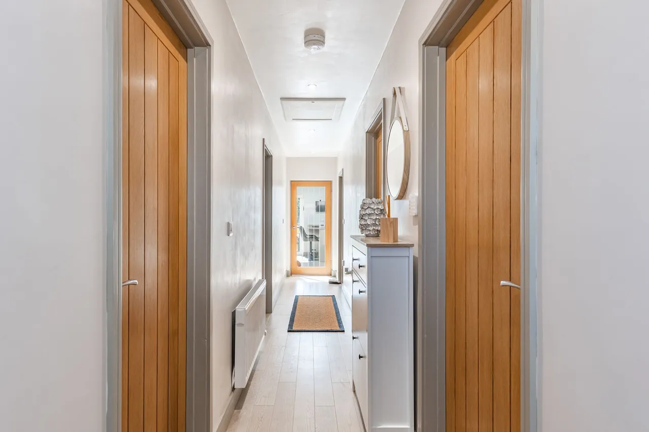 Beautifully Presented Detached Home i, photo 13