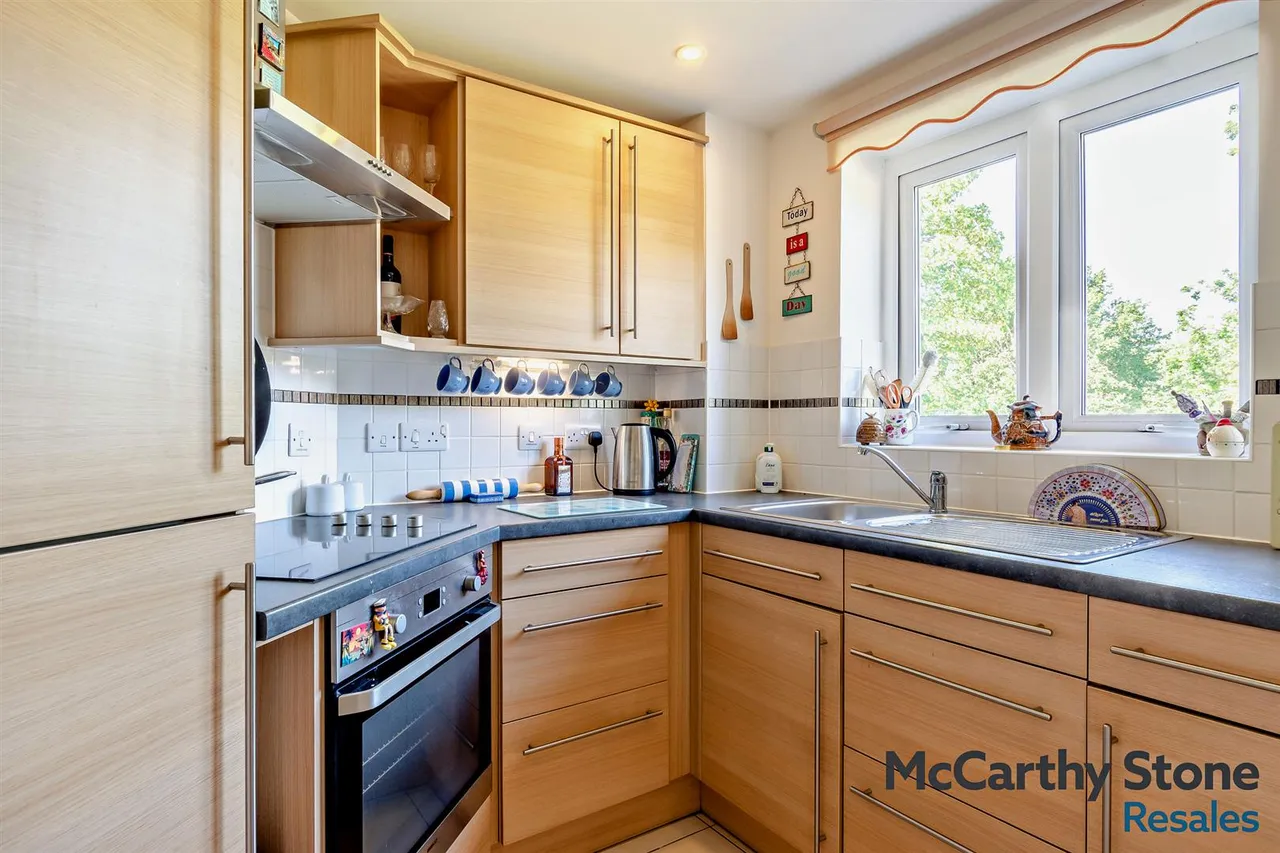 Penlee Close, Edenbridge, TN8, photo 3