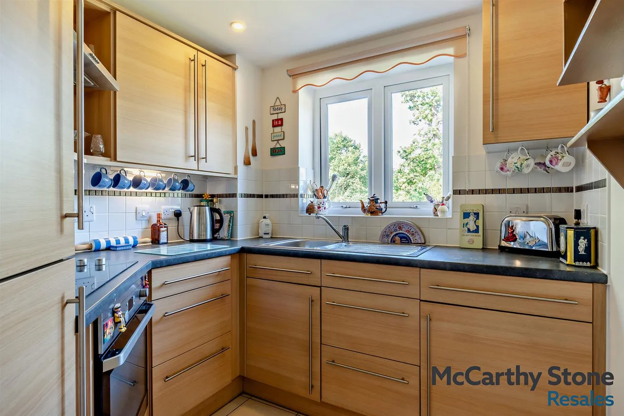Penlee Close, Edenbridge, TN8, photo 15