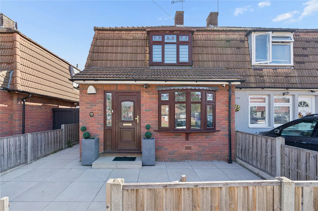 2 bed house for sale, Walton Road, Romford, RM5