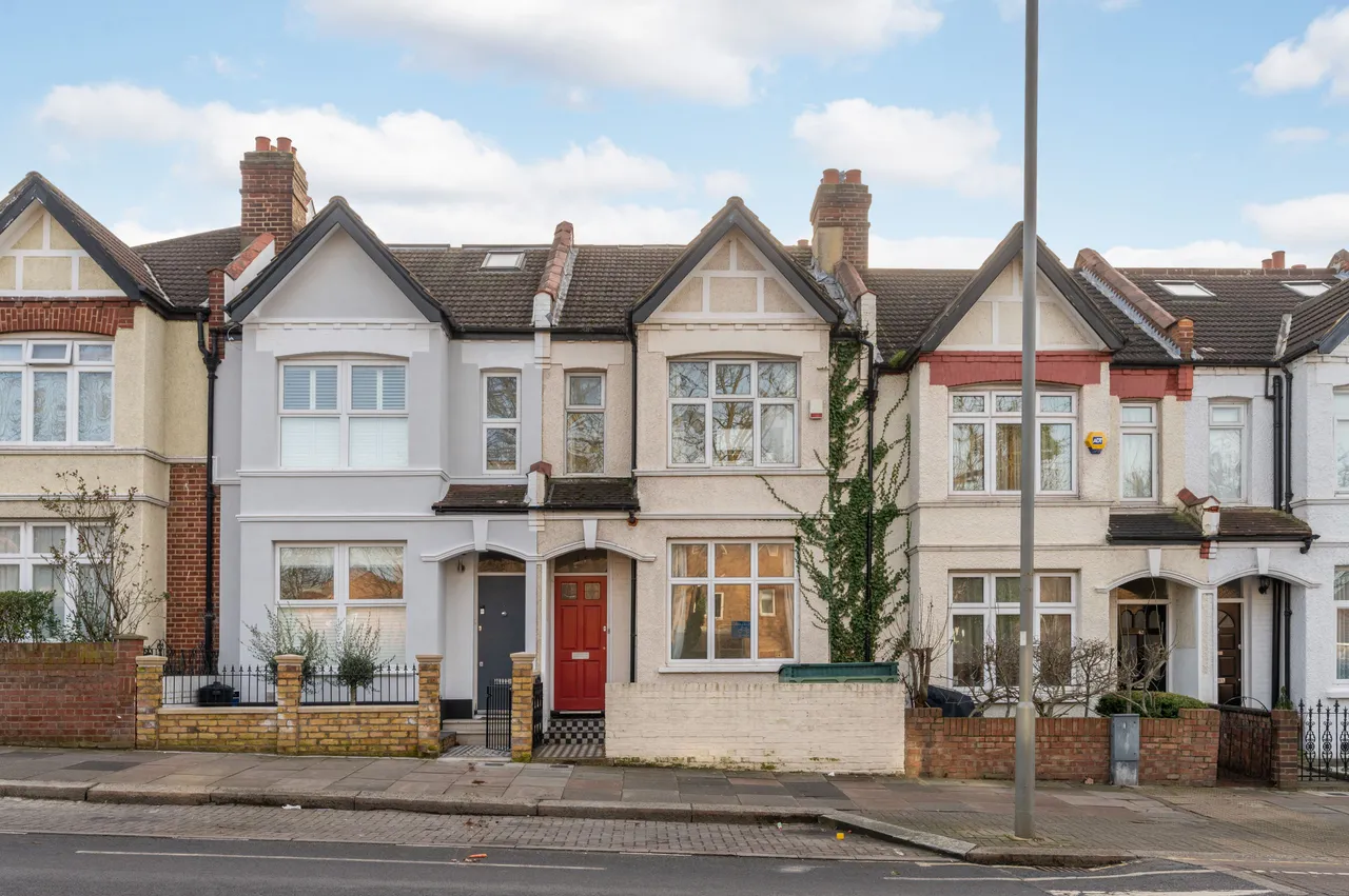 3 bed house to rent — 44 Rectory Lane, London