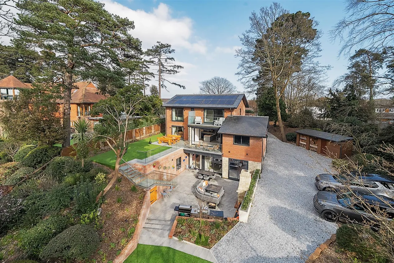 4 bed house for sale — Newtown Road, Warsash