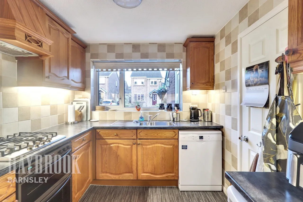 Broomhead Court, Mapplewell, photo 3
