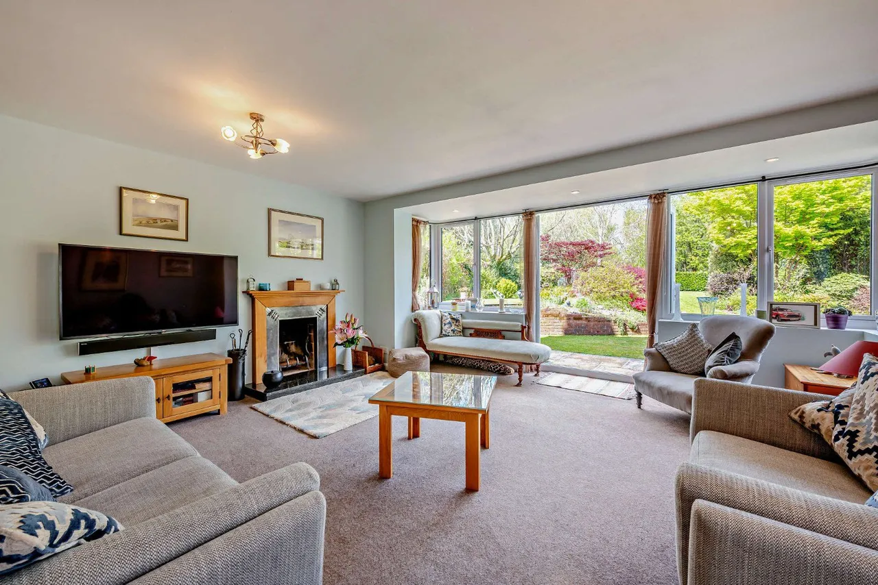 Pine View Close, Haslemere, Surrey, GU27 1DU, photo 2