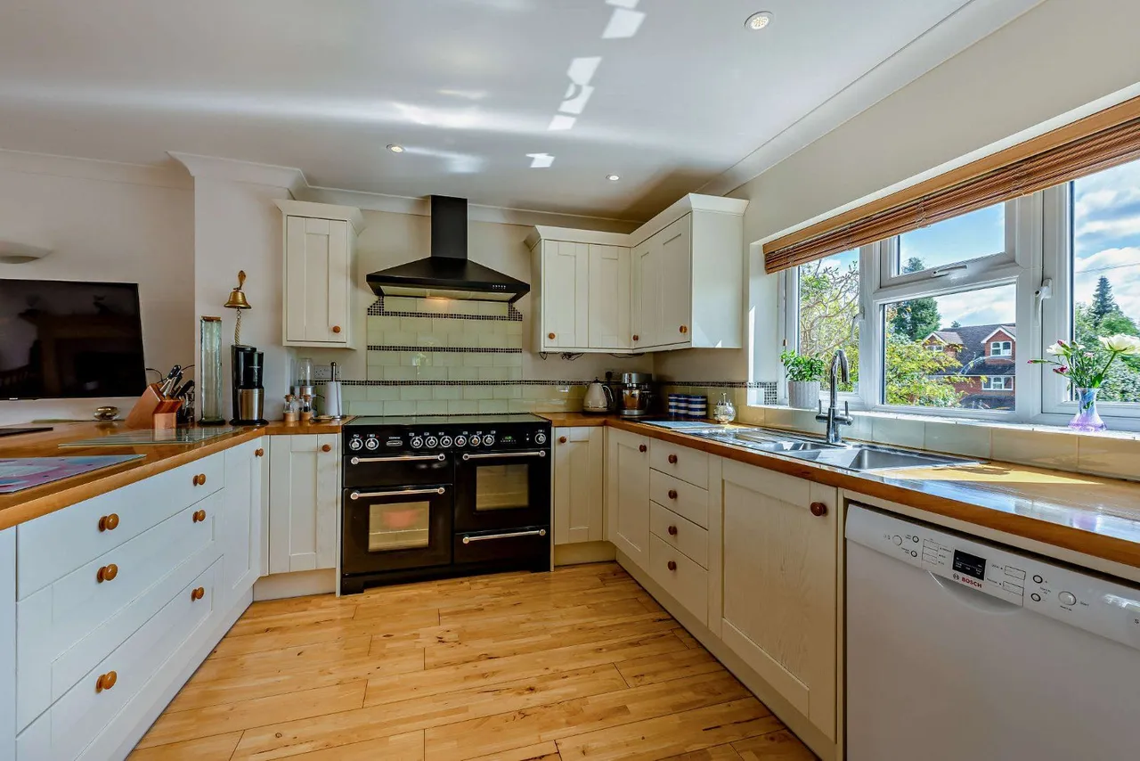 Pine View Close, Haslemere, Surrey, GU27 1DU, photo 5