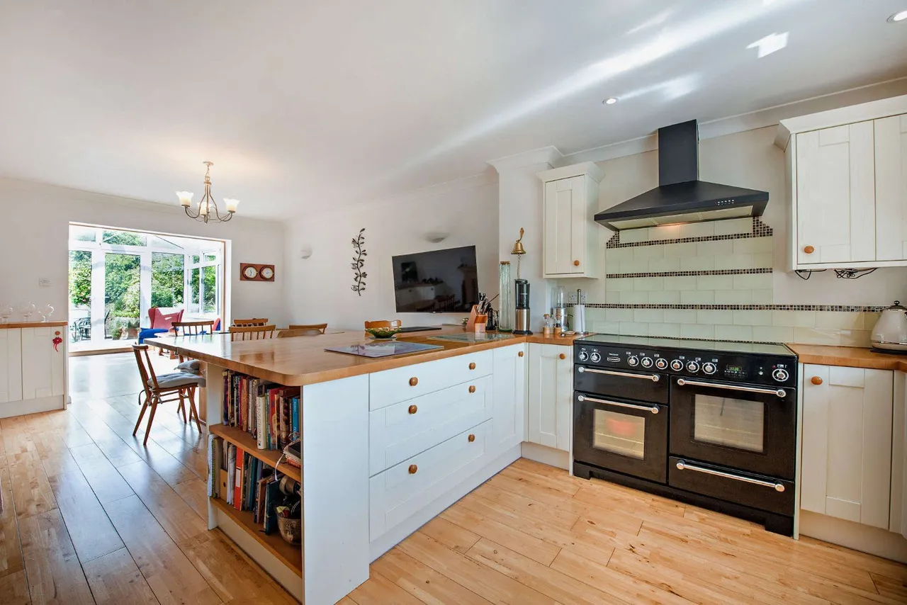 Pine View Close, Haslemere, Surrey, GU27 1DU, photo 3
