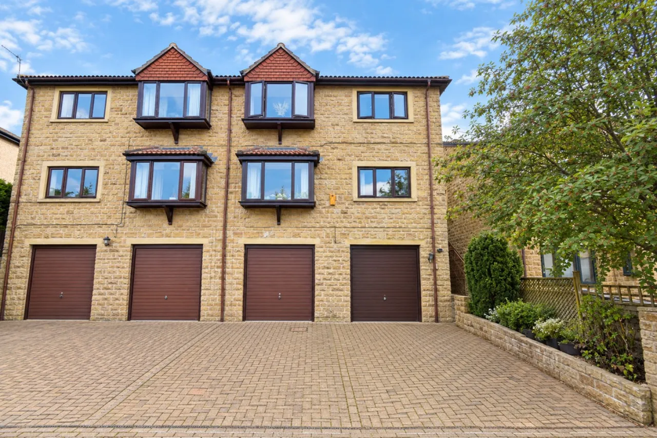 2 bed flat for sale — Nab Wood, Bradford, West Yorkshire