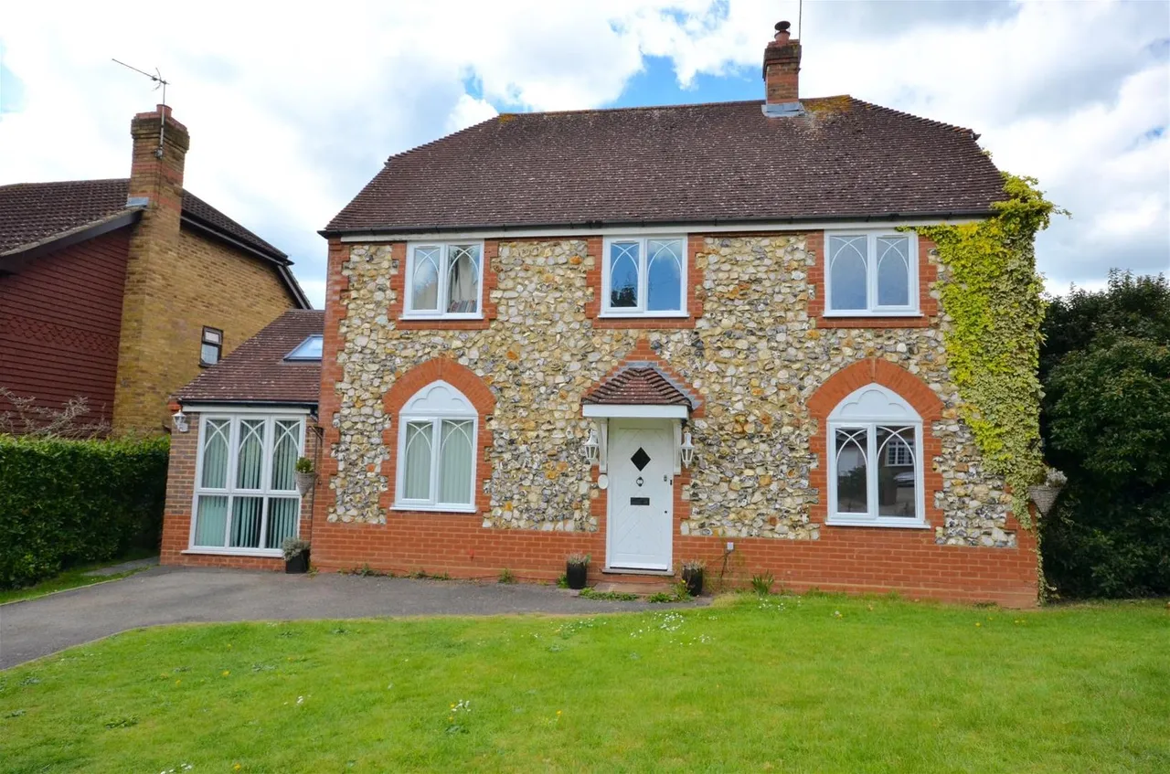 4 bed house to rent — Ridge Lane, Watford