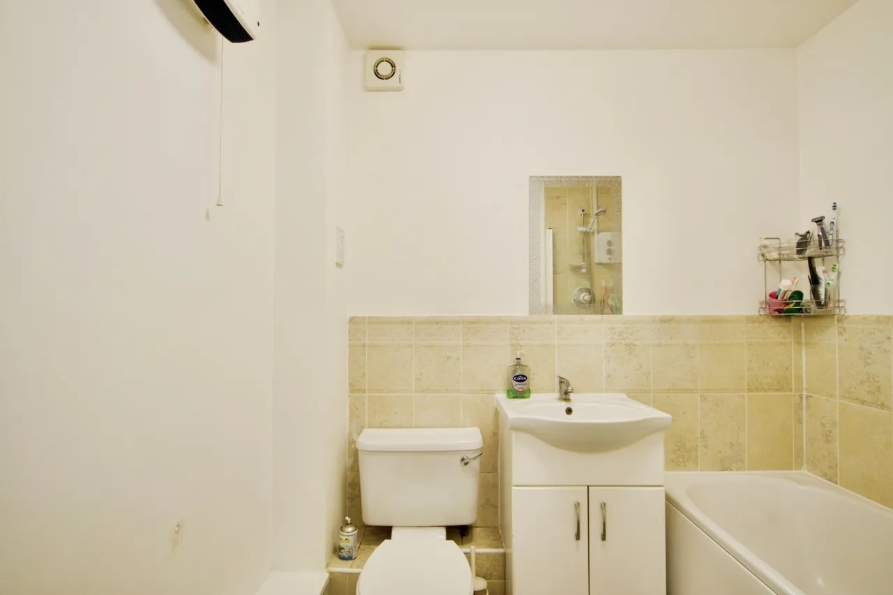 Buxton Close, London, N9, photo 15