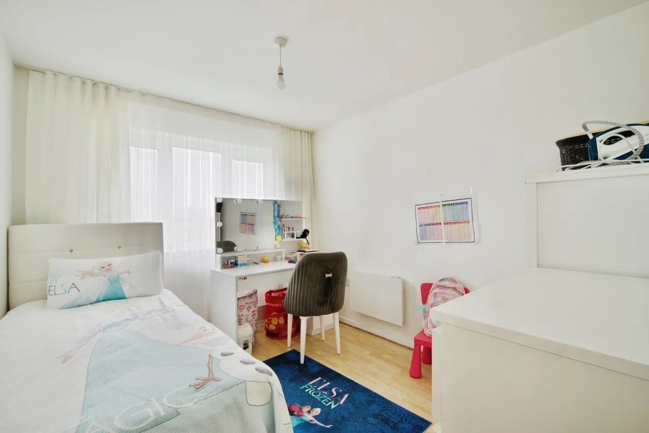 Buxton Close, London, N9, photo 4