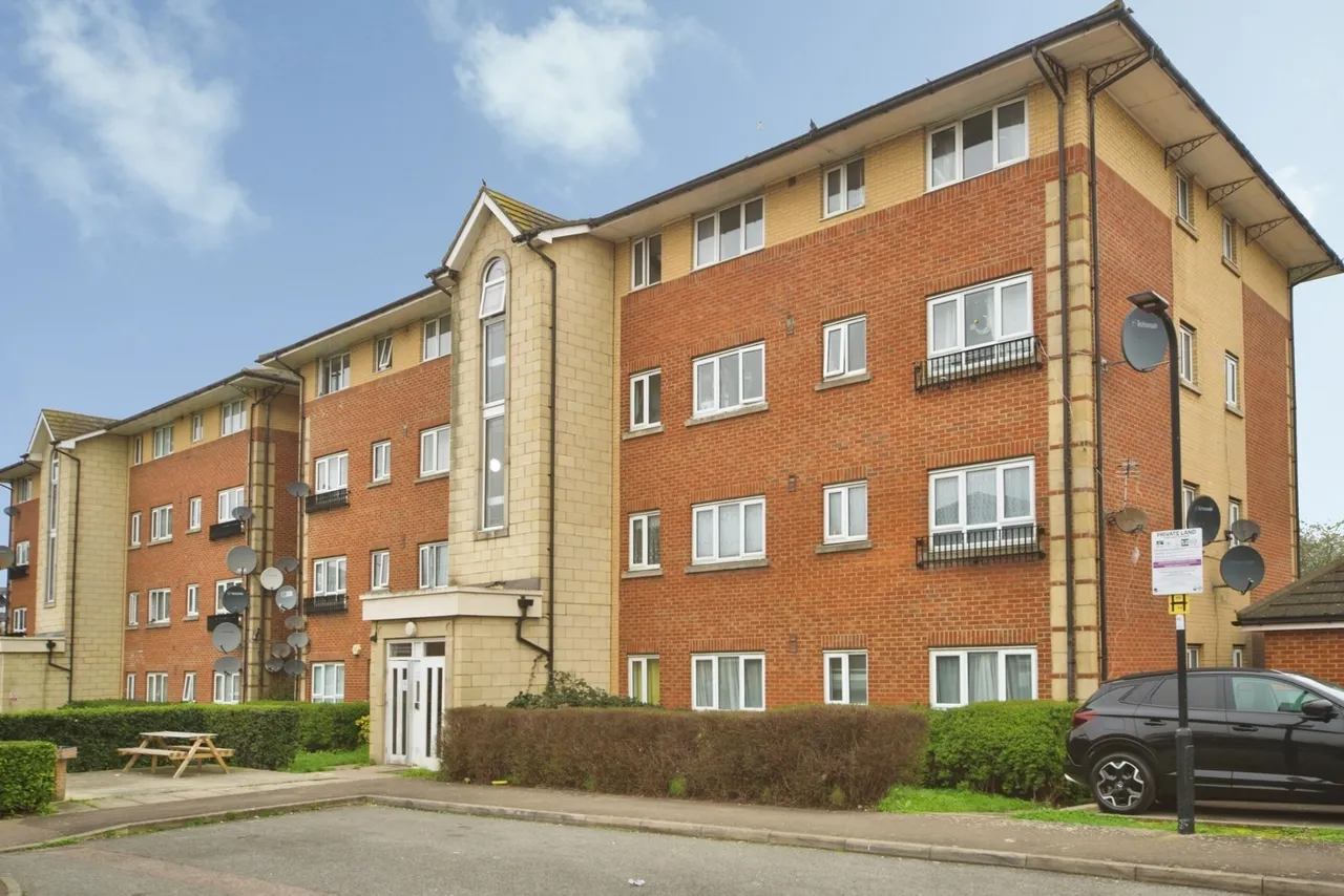 2 bed flat for sale — Buxton Close, London, N9