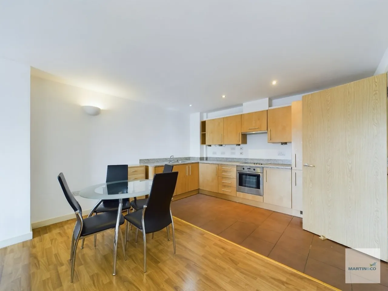 2 bed flat to rent — The Hicking Building, Queens Road