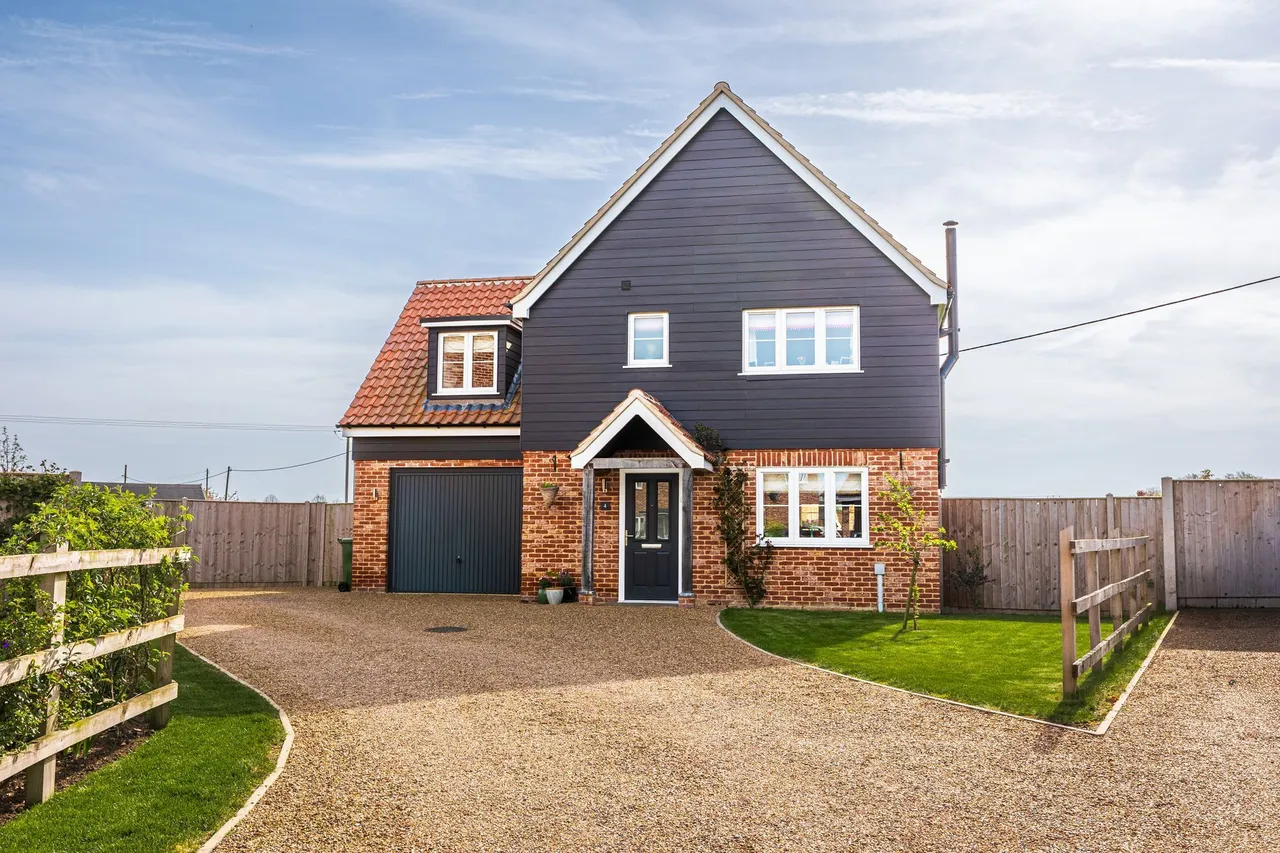 Modern Three Bedroom Detached Home in, photo 17